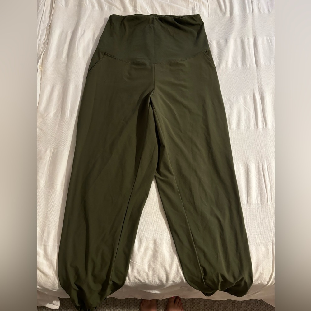 Maternity pants Gap size M belly support. Like new.
